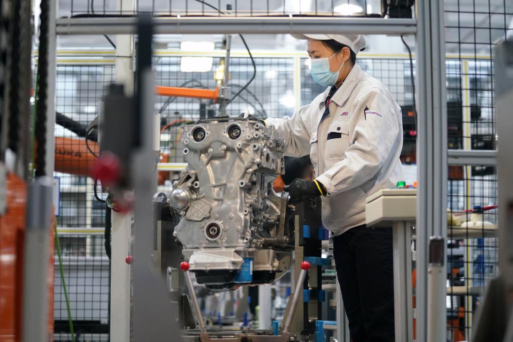4月15日，在哈爾濱東安汽車動(dòng)力股份有限公司生產(chǎn)車間內(nèi)，工人在生產(chǎn)作業(yè)。新華社記者 王建威 攝